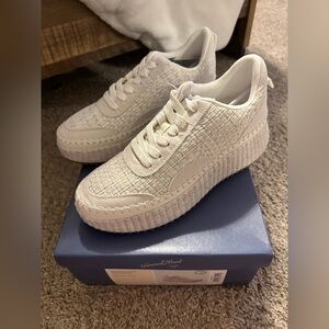 Universal Thread Textured Cream Sneakers